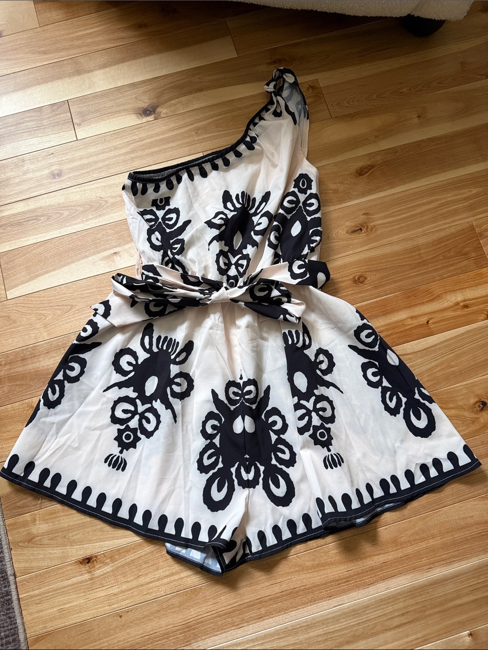 ✨ New ✨ Gorgeous One Shoulder Romper Size Small ✨